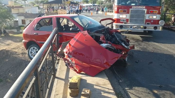 Un auto quedó colgando del puente carretero de Cosquín