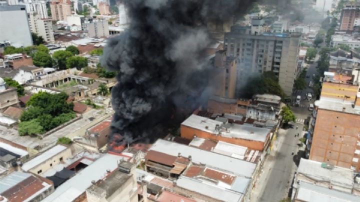 Se incendió un mercado en el centro de Tucumán: hay cinco bomberos heridos