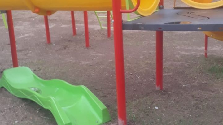 Destrozaron los juegos infantiles de la plaza de Playas de Oro