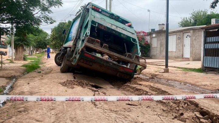 Un camión de la basura quedó atrapado en un pozo, ocurrió en Córdoba