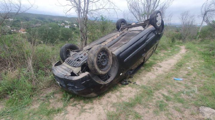 Carlos Paz: se dio vuelta un automovilista en Villa Ernestina