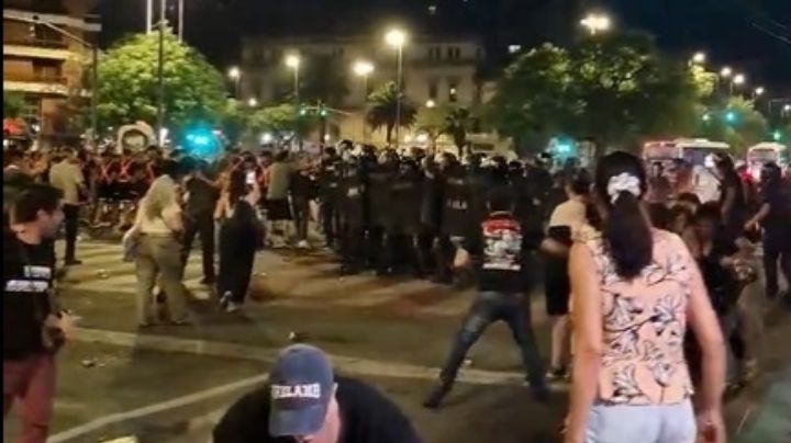 Tensión, gases lacrimógenos y detenidos tras el cacerolazo en Córdoba