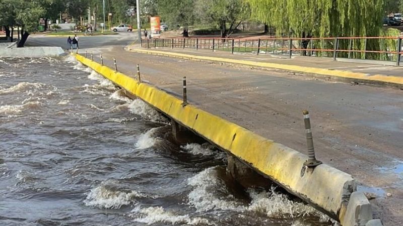 Lluvia, creciente y calles destrozadas por el agua