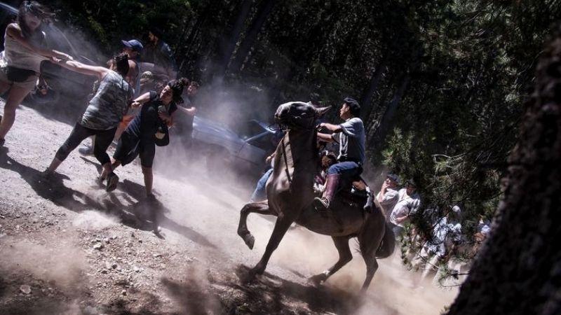 Un grupo de baqueanos a caballo echó a manifestantes de Lago Escondido