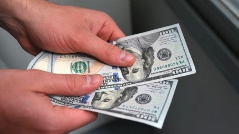 El dólar blue sufrió una leve suba y se vendió a $378