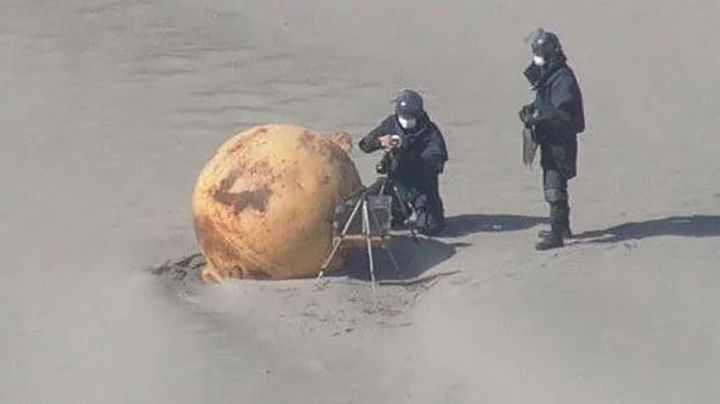 Apareció una misteriosa bola gigante de hierro en una playa de Japón