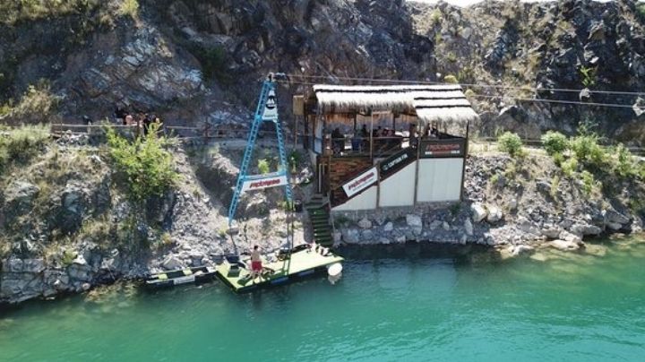 Laguna Azul, un espejo de agua cristalina para descansar en La Calera