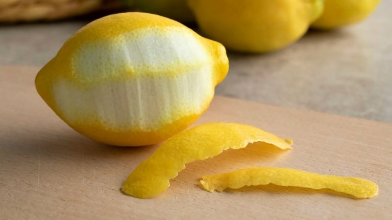 Cómo preparar un limpiador multiusos con cáscaras de limón