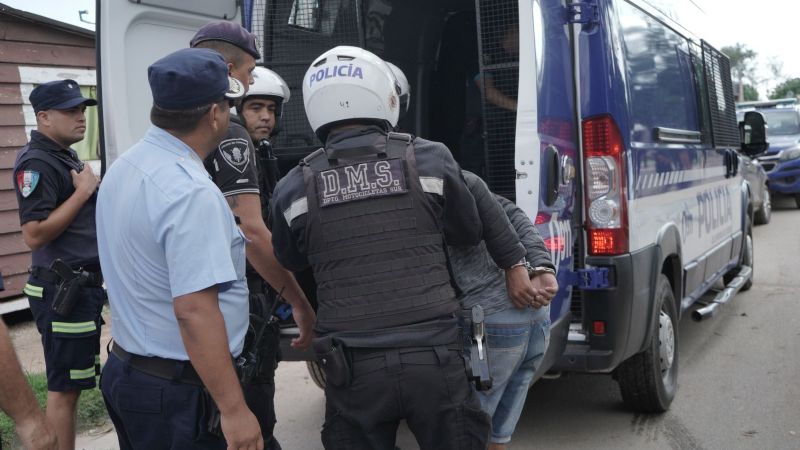 Varios detenidos en un megaoperativo en distintos barrios de Córdoba