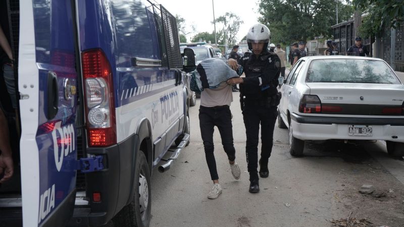 Varios detenidos en un megaoperativo en distintos barrios de Córdoba