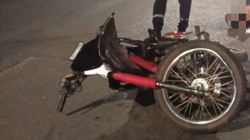 Una joven herida al chocar con su moto en avenida Cárcano