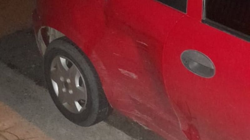Un adolescente chocó en su moto contra un auto