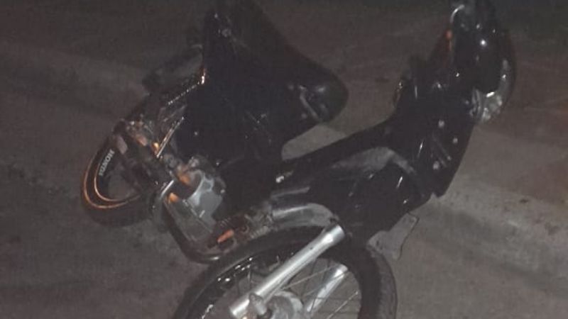Un adolescente chocó en su moto contra un auto