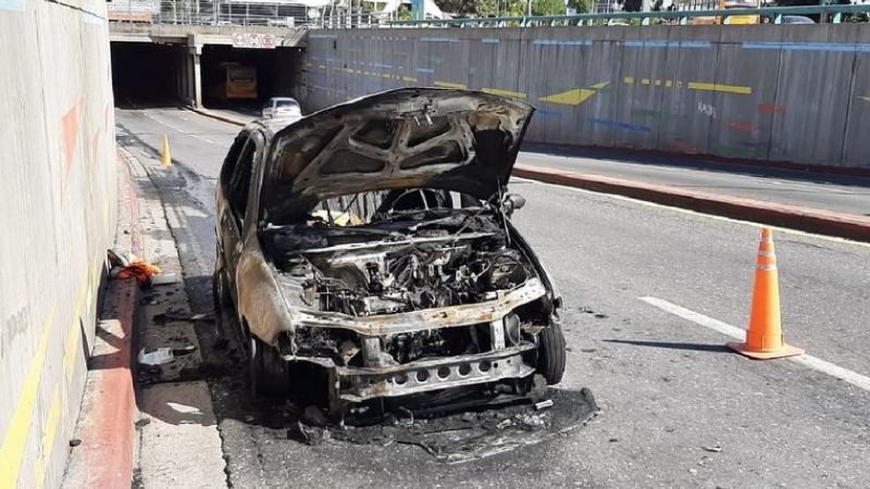 Un auto se prendió fuego en el puente de la Mujer Urbana