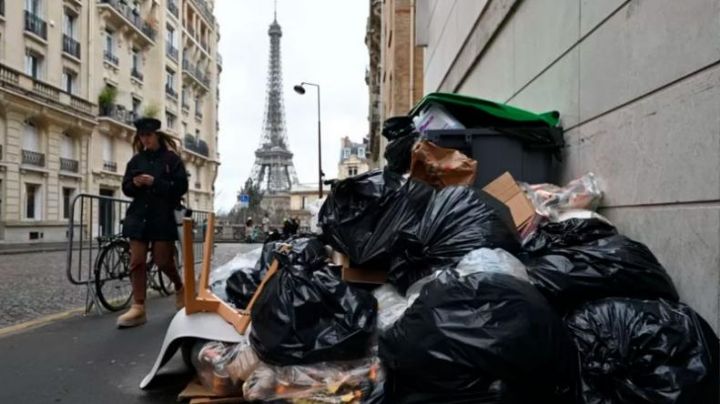 Miles de toneladas de basura se juntan en las calles de París
