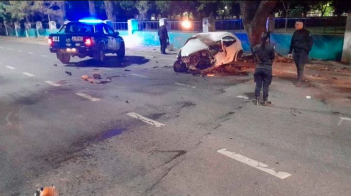 Santa Fe: chocaron contra un árbol; un joven murió y otro resultó herido