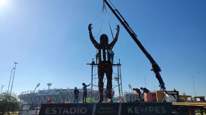 Colocaron una estatua de Kempes en el estadio que lleva su nombre
