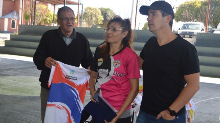 Huerta Grande: El municipio entregó camisetas a la Liga Punilla de Handball