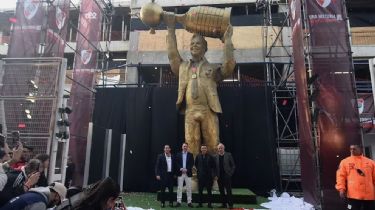 Gallardo se emocionó en la presentación de su estatua en el Monumental