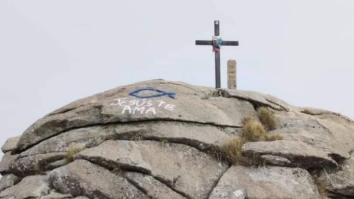 Indignante: Aparecieron pintadas en la cima del Cerro Champaquí