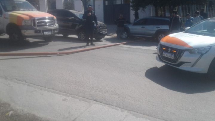 Un poste de luz cayó sobre un auto estacionado en La Quinta