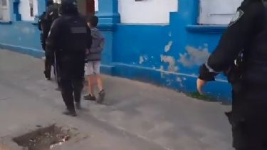Video: La peor imagen, un niño detenido tras el robo en Cosquín