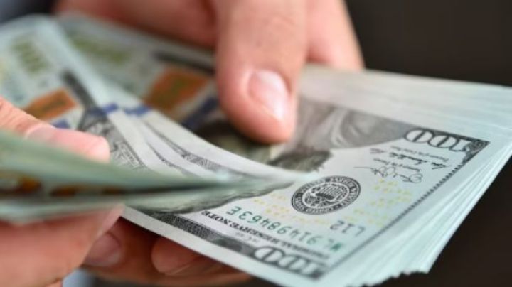 El dólar blue bajó luego de tres jornadas en alza y cerró a $735