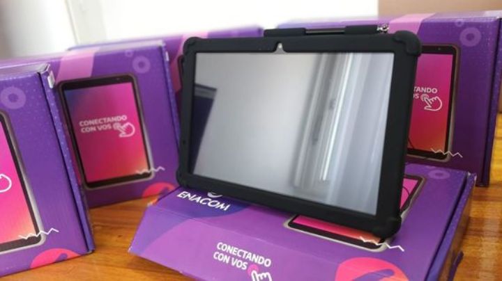 Huerta Grande repartió 150 tablets del plan «Conectando con vos»
