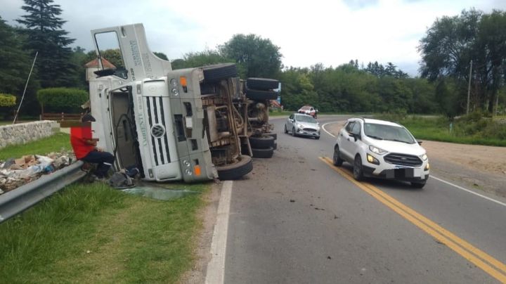 Ruta 38: Un camión de basura volcó en el acceso a Cosquín
