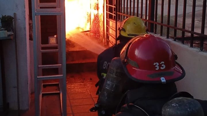 Un voraz incendio destruyó una casa en Córdoba
