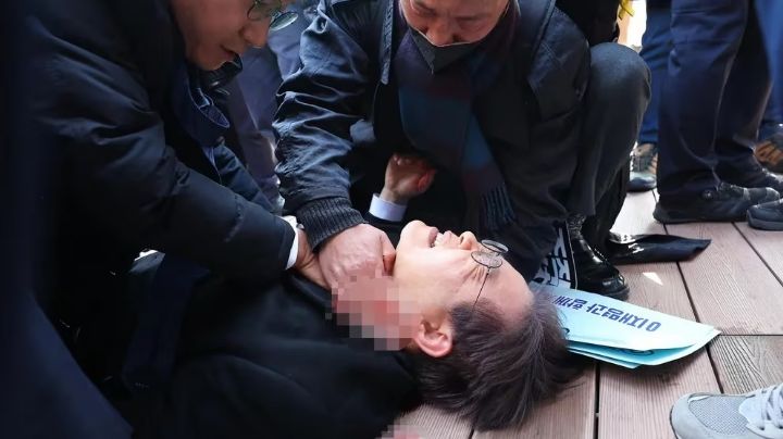 Corea del Sur: apuñalaron a un líder opositor en el cuello