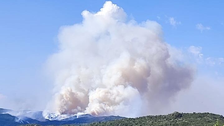 Luchan contra el fuego en las sierras de Córdoba