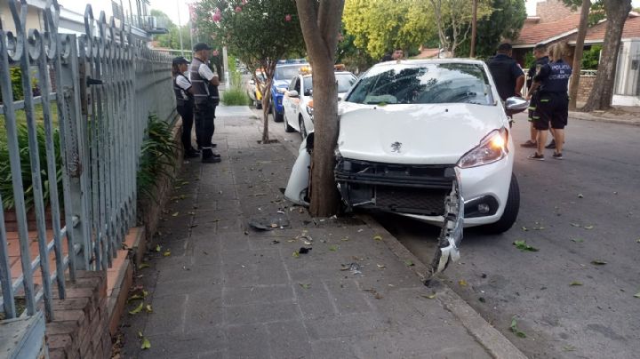 Carlos Paz: Iba alcoholizado, se durmió al volante y chocó contra un árbol