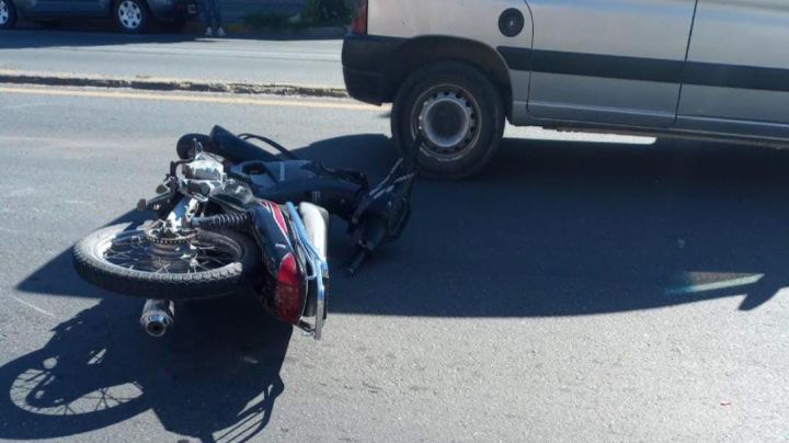 Una motociclista herida al chocar contra una camioneta