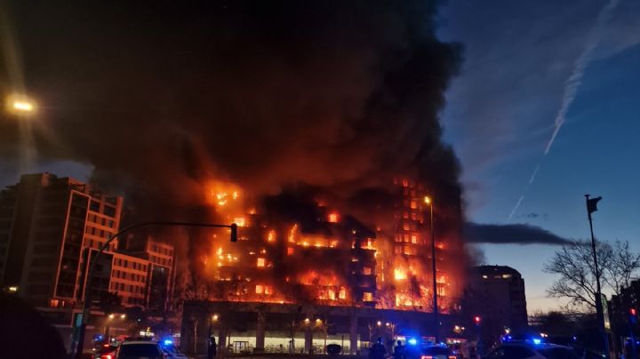España: video y fotos del impresionante incendio del edificio en Valencia