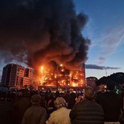 Llegaron a 10 las víctimas fatales por el incendio del edificio en Valencia