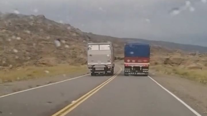 Peligro al volante, las maniobras de un camión en Altas Cumbres