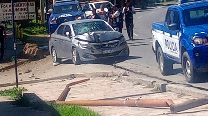 Perdió el control de su auto y chocó contra un poste en la Av. Cárcano