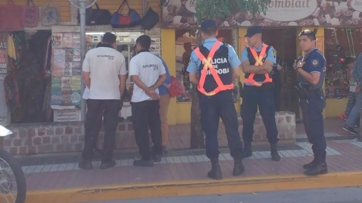 Violencia en Carlos Paz: Un vendedor ambulante atacó a un inspector y a un policía
